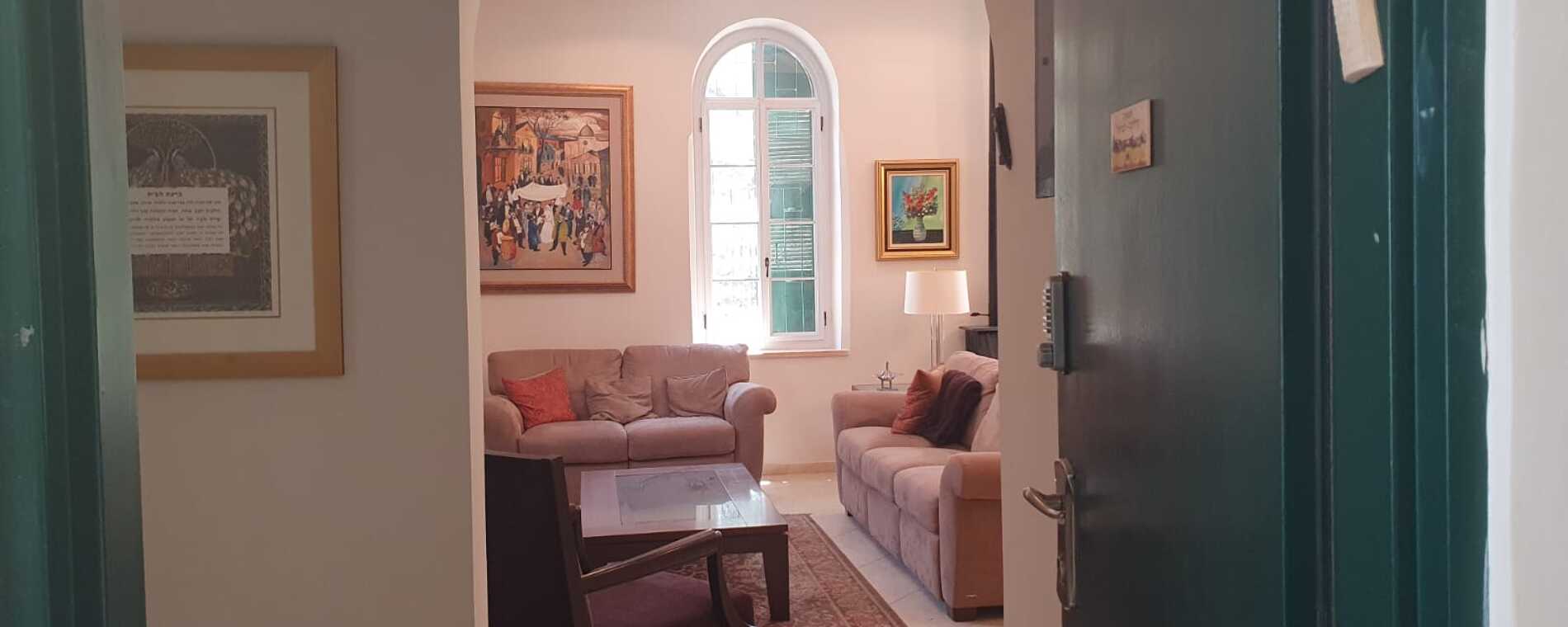 assets/images/properties/ER33 Entrance pic 1 (CapitIL).jpg